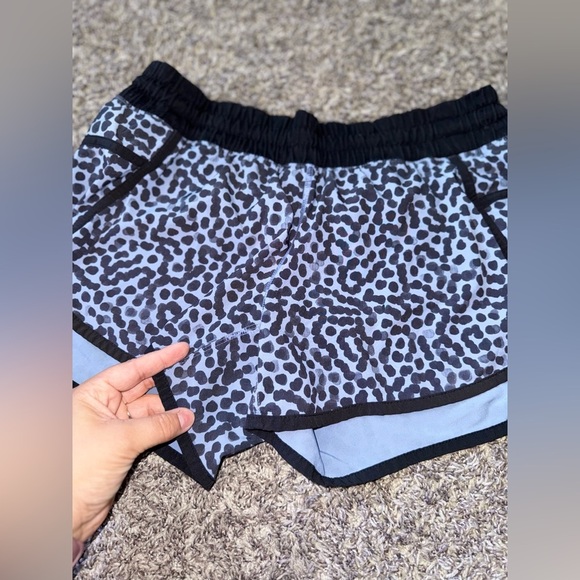 Women’s Lululemon Tracker Short in Ace Spot Tranquil Blue/Black Size 8 - Picture 9 of 15